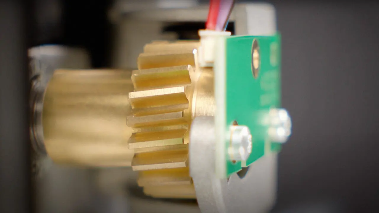 Electric burr adjustment motor in a Grind-by-Sync grinder