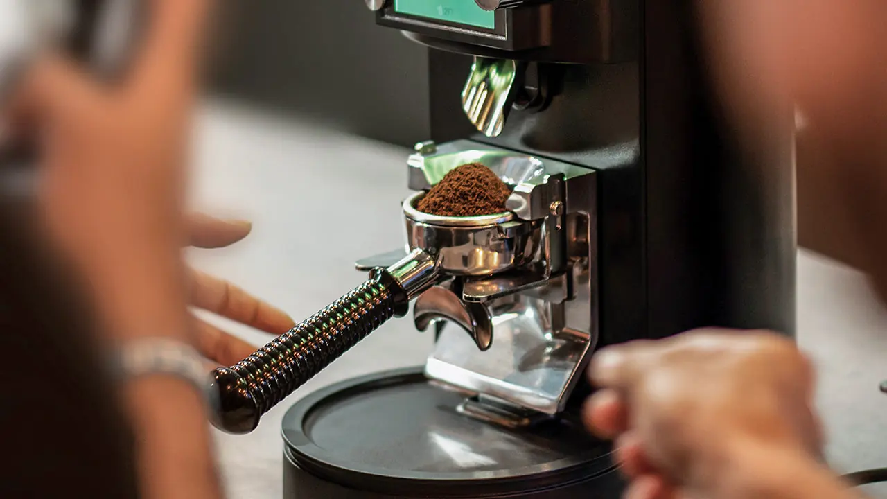 Grinding into a portafilter on the scale of a Grind-by-Weight grinder
